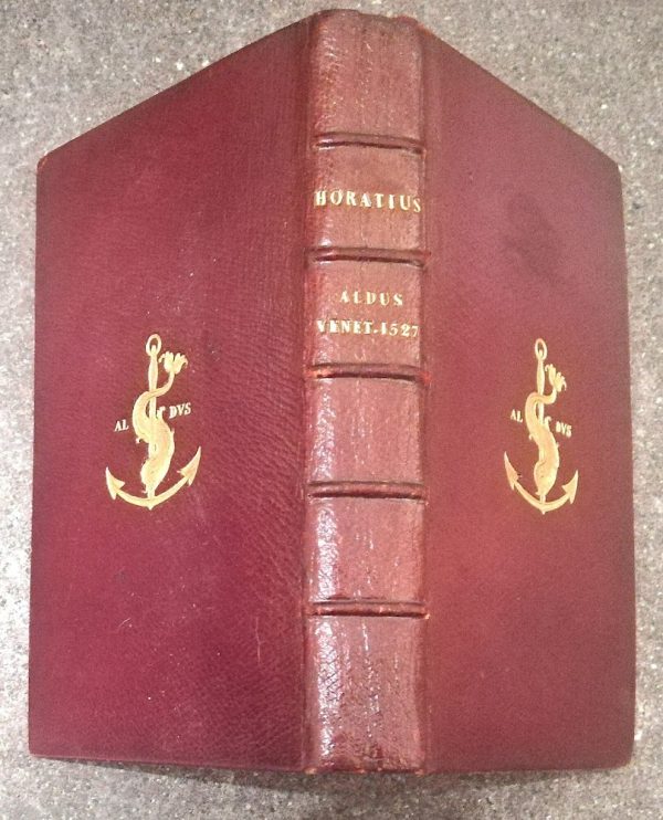 Q.HORATII FLACCI POEMATA OMNIA. CENTIMETRUM MARIJ SERVIJ. ANNOTATIONES ALDI MANUTIJ ROMANI IN HORATIUM. RATIO MENSUUM, QUIBUS ODE EIUSDEM POETAE TENENTUR EODEM ALDO AUTHORE. NICOLAI PEROTI LIBELLUS EIUSDEM ARGUMENTI.