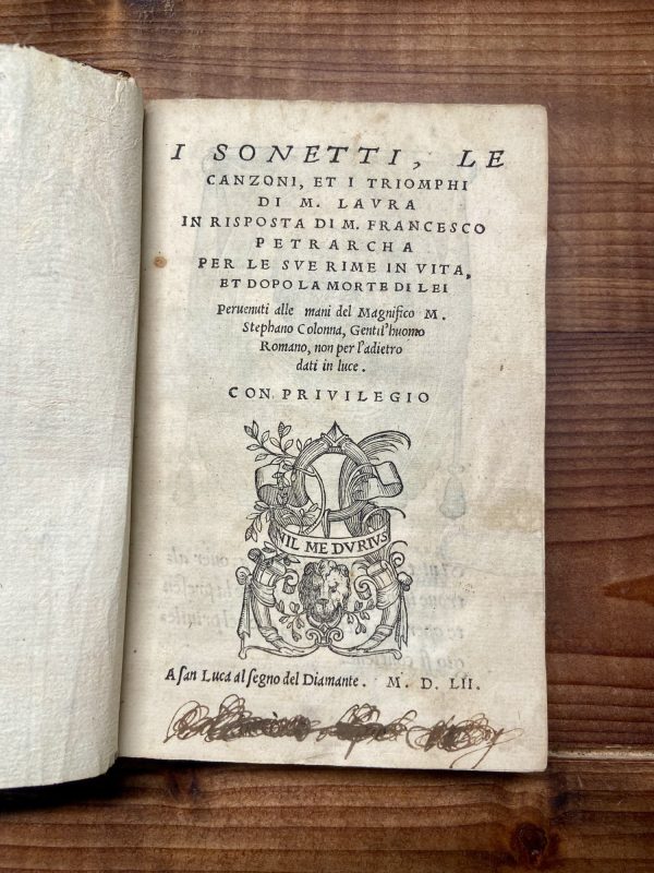 I SONETTI, LE CANZONI, ET I TRIOMPHI DI M. LAURA IN RISPOSTA DI M. FRANCESCO PETRARCHA PER LE SUE RIME IN VITA, ET DOPO LA MORTE DI LEI PERVENUTI ALLE MANI DEL MAGNIFICO M. STEPHANO COLONNA, GENTIL'HUOMO ROMANO, NON PER L'ADIETRO DATI IN LUCE. 